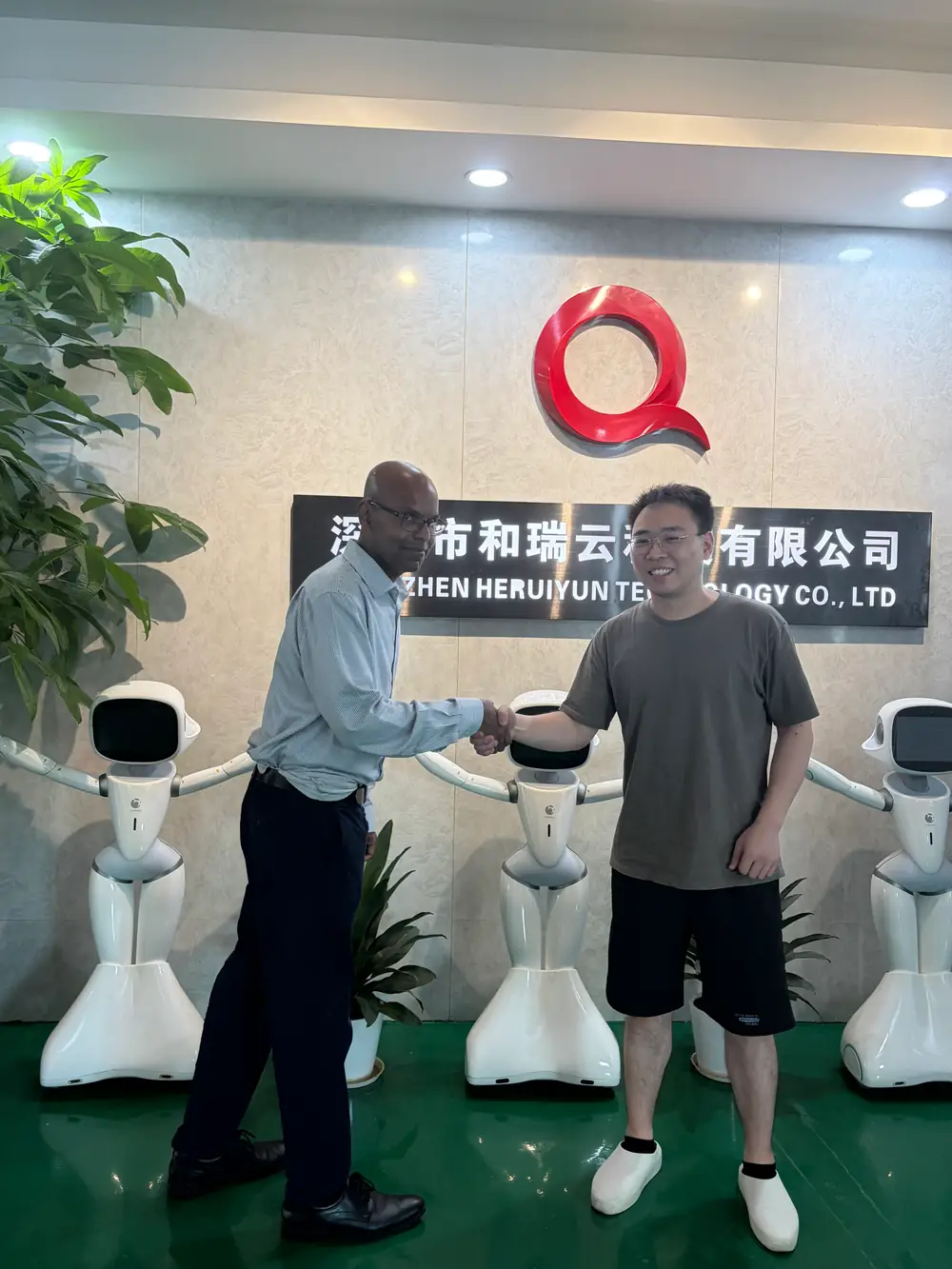 Customer and HERUIYUN representative concluding an on-site engineering discussion