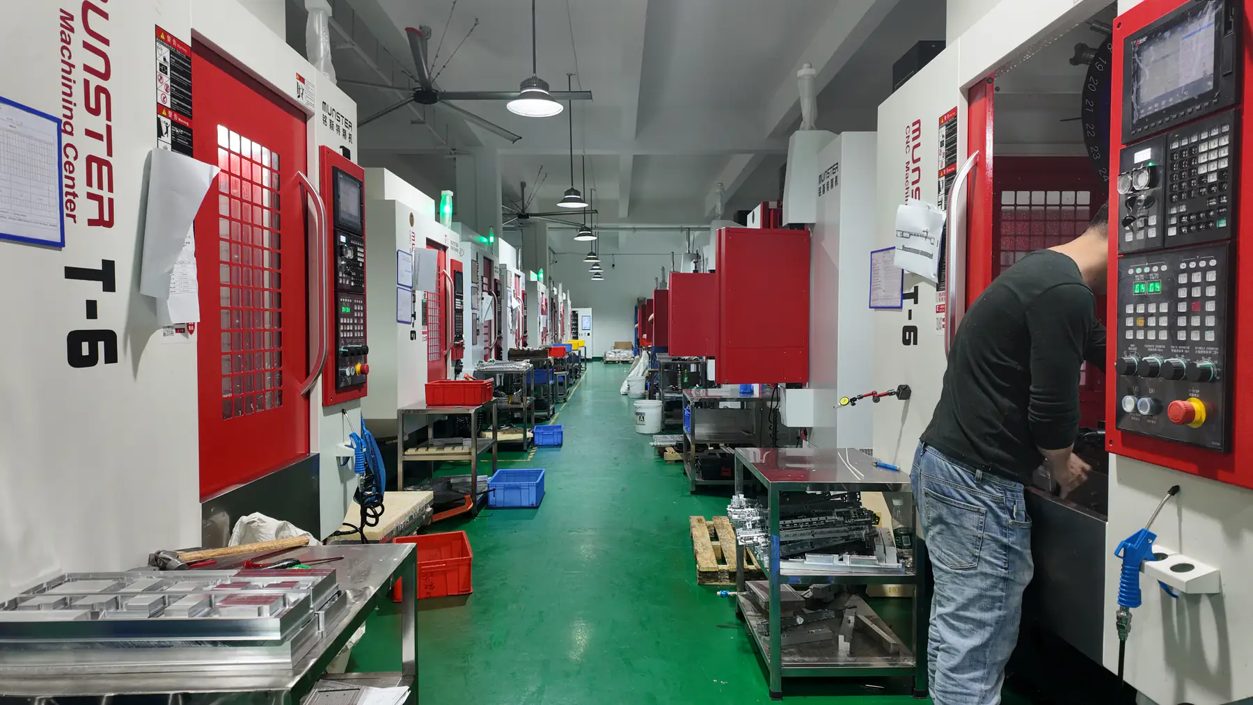 HERUIYUN CNC manufacturing floor with machining centers and an operator